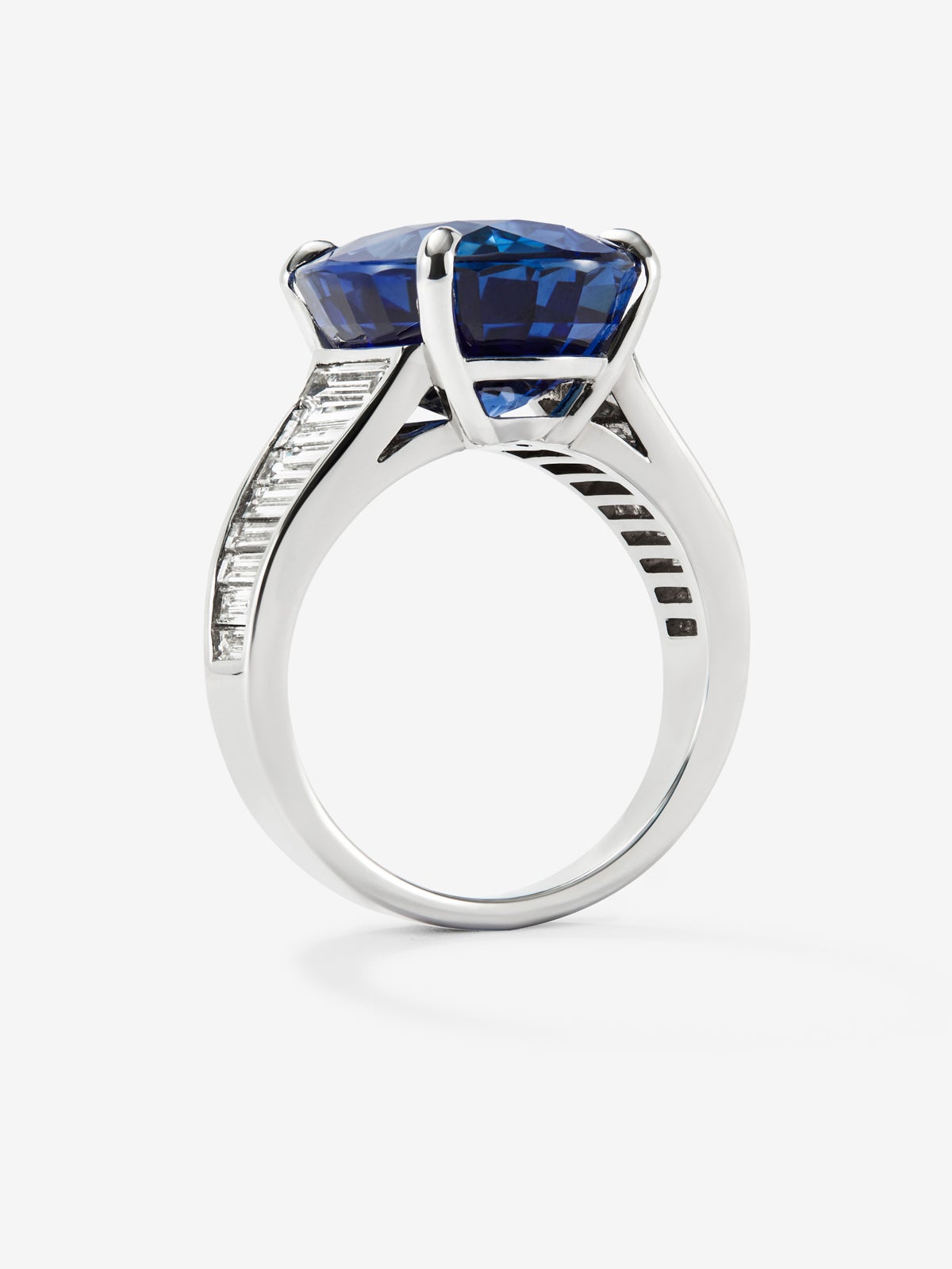 Anillo de oro blanco de 18K con zafiro azul en talla oval de 11,18 cts y 16 diamantes en talla baguette con un total de 1,27 cts