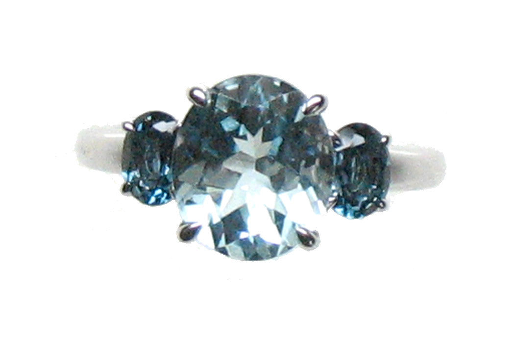 Anillo tresillo de plata 925 con topacio azul sky en talla oval y topacios azul london