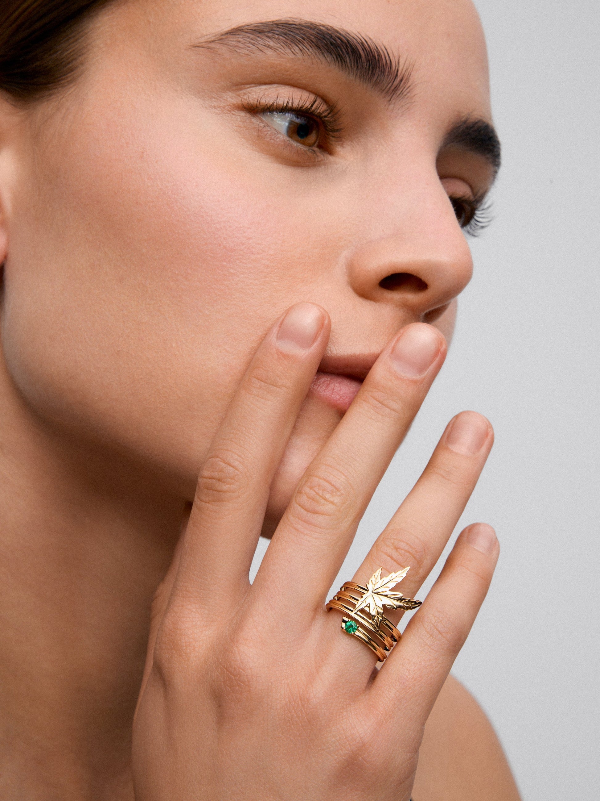 Anillo de oro amarillo de 18K con esmeralda en talla brillante de 0,11 cts y forma de hoja de arce