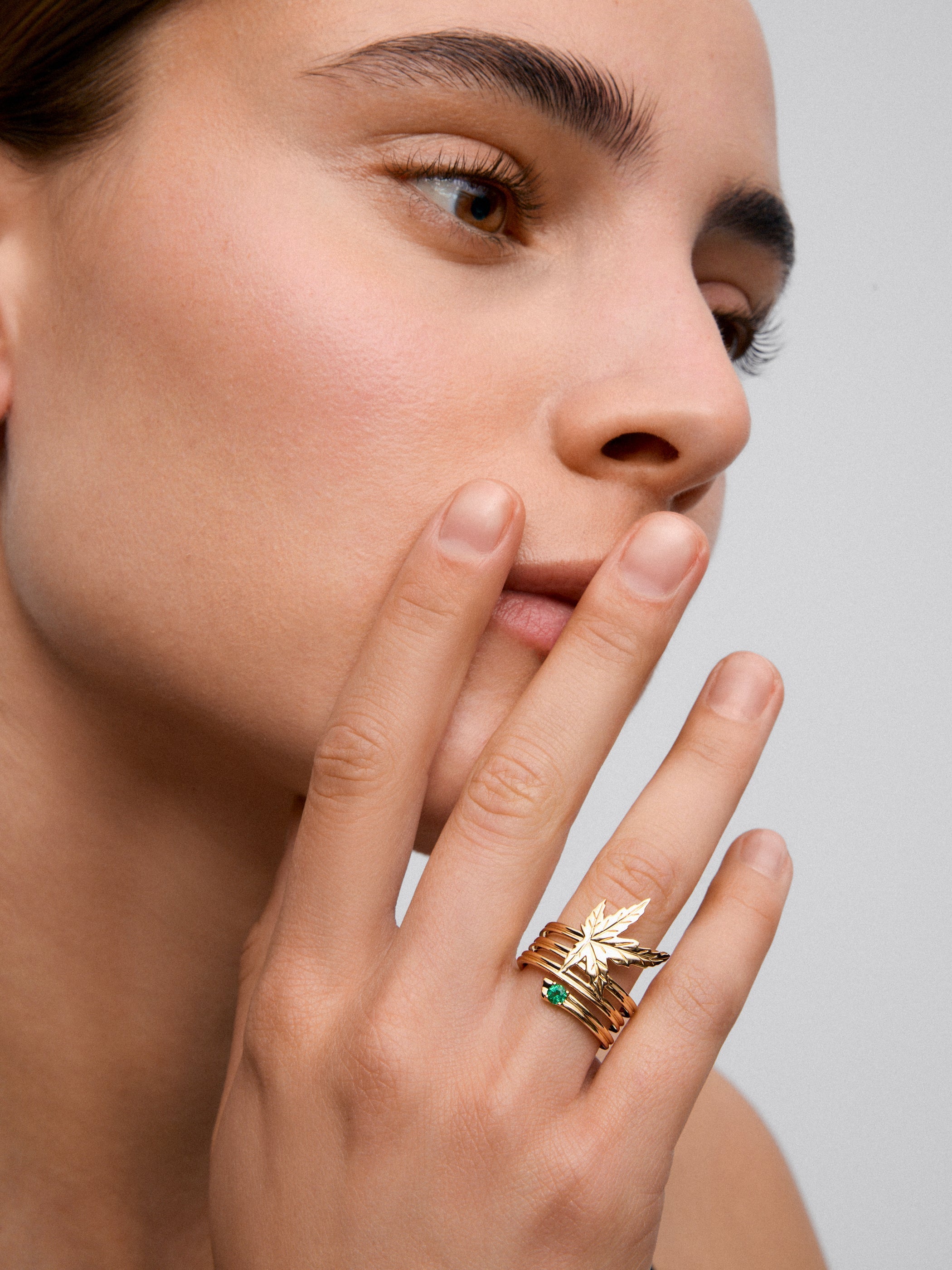Anillo de oro amarillo de 18K con esmeralda en talla brillante de 0,11 cts y forma de hoja de arce