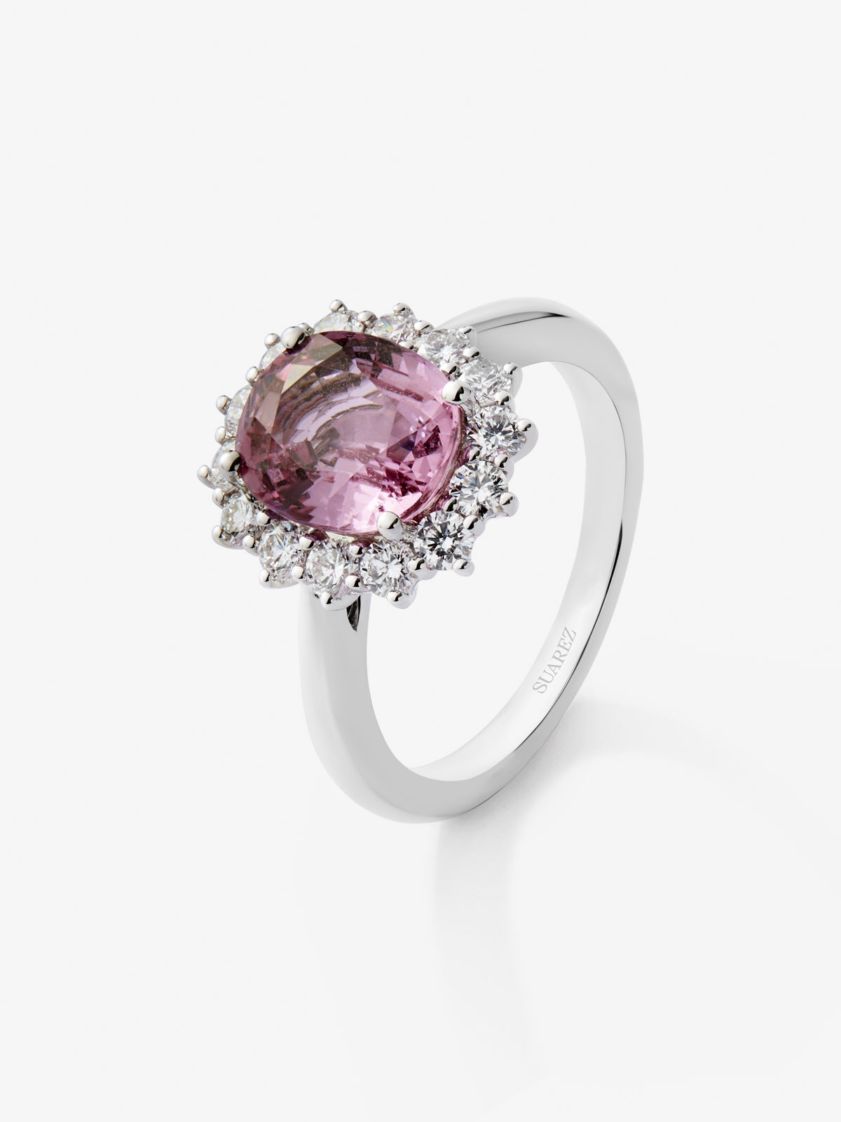Anillo de oro blanco de 18K con zafiro rosa y diamantes blancos en talla brillante