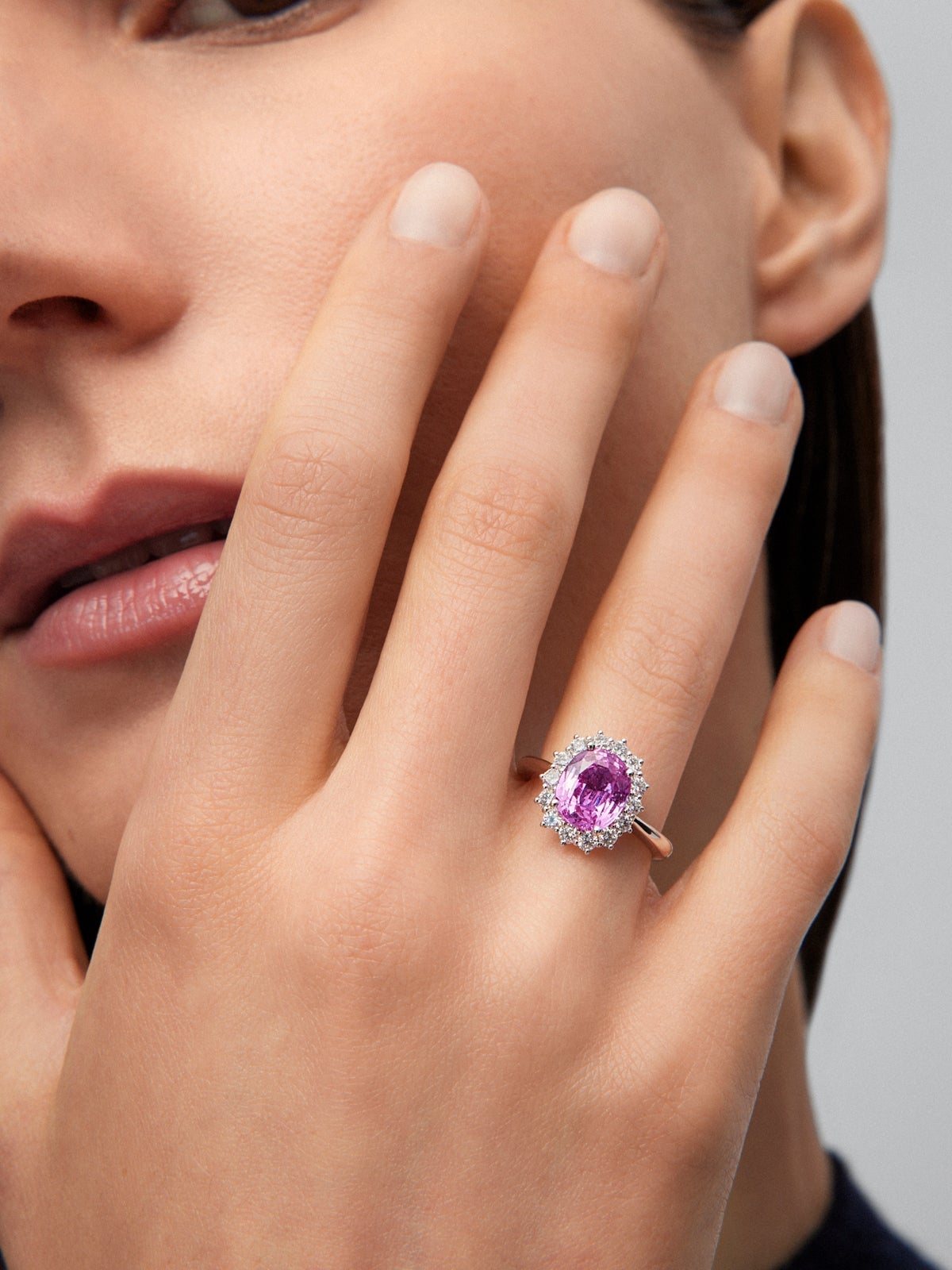 Anillo de oro blanco de 18K con zafiro rosa y diamantes blancos en talla brillante
