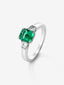 Anillo tresillo de oro blanco de 18K con esmeralda verde vivid en talla esmeralda de 1,64 cts y 2 diamantes blancos en talla fantasía con un total de 0,4 cts