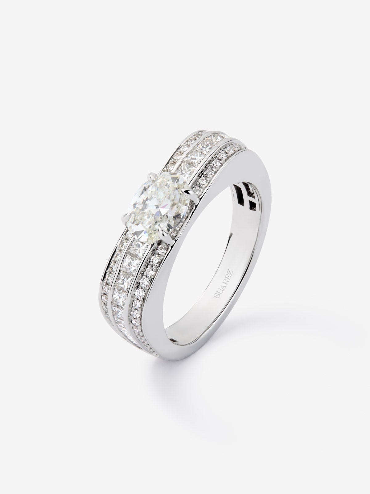 Anillo de oro blanco de 18K con diamante en talla oval y diamantes blancos