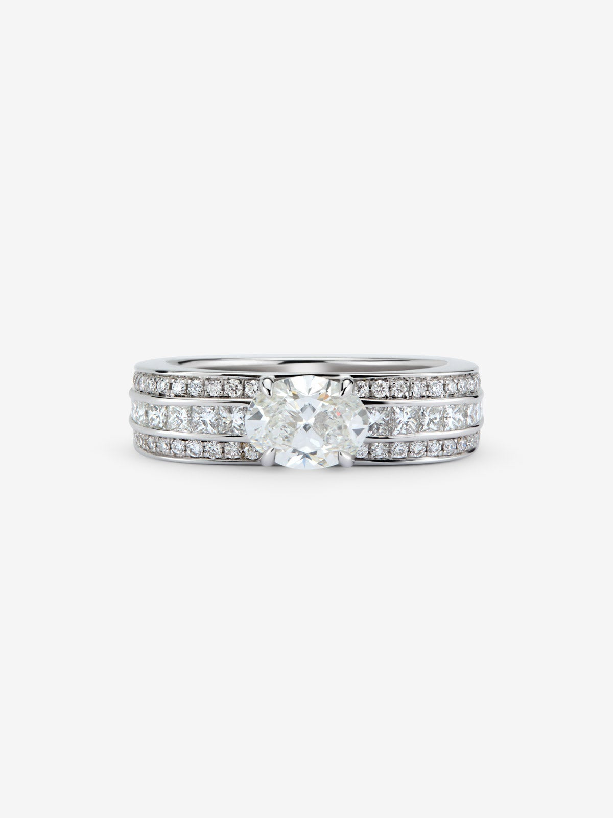 Anillo de oro blanco de 18K con diamante en talla oval y diamantes blancos