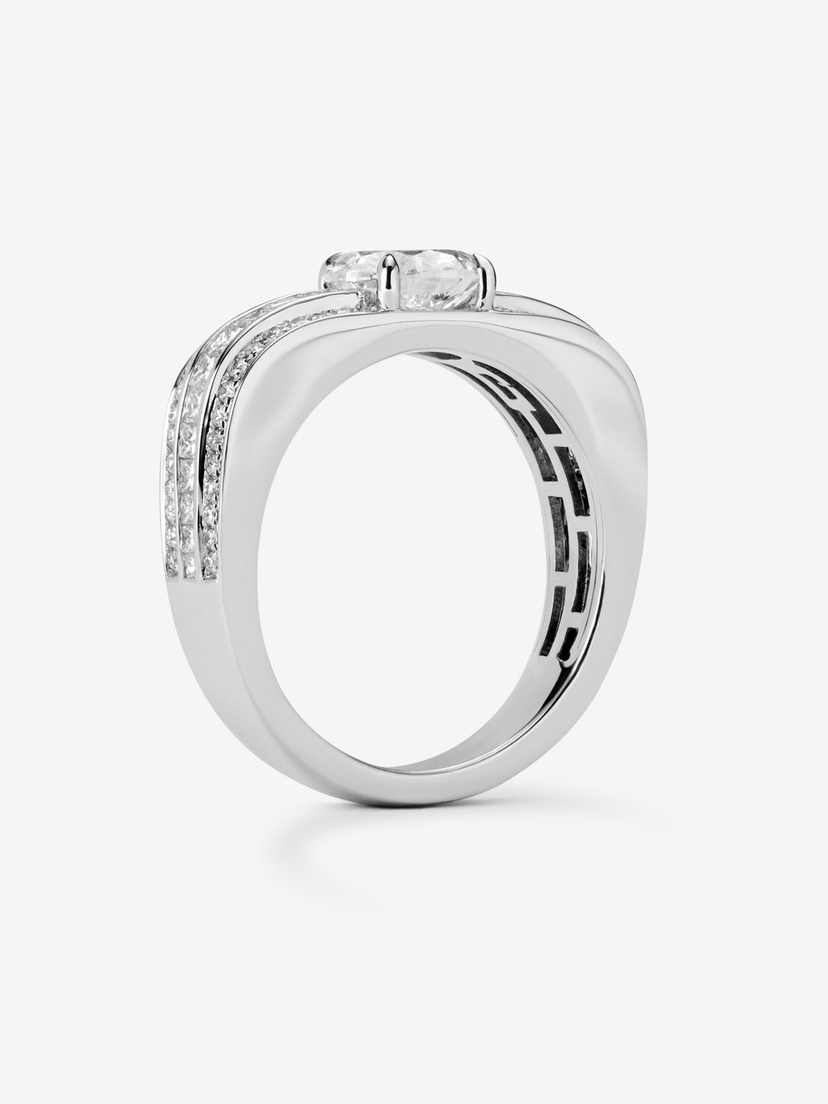 Anillo de oro blanco de 18K con diamante en talla oval y diamantes blancos