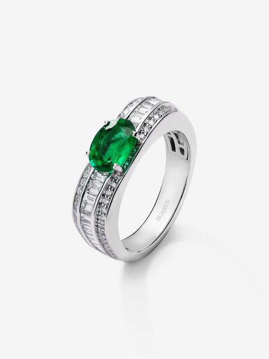 Anillo de oro blanco de 18K con esmeralda verde en talla oval de 1,11 cts, diamantes en talla brillante y baguette con un total de 2 cts