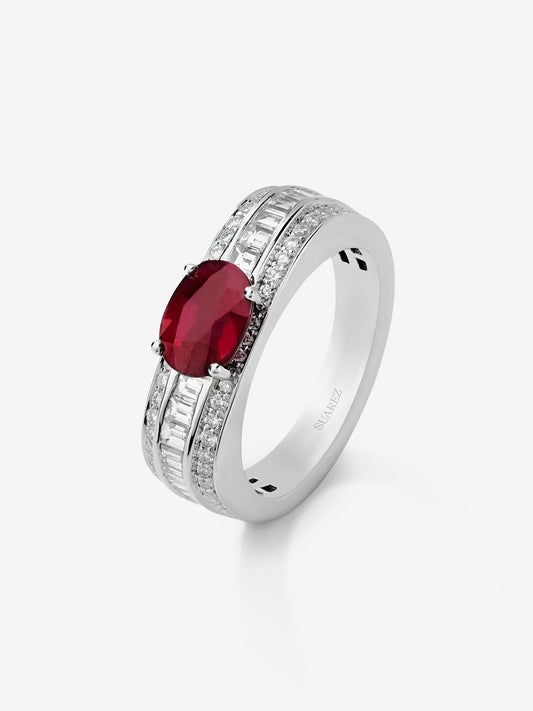 Anillo de oro blanco de 18K con rubí rojo pigeon blood en talla oval de 1,49 cts y 98 diamantes en talla baguette y brillante con un total de 0,81 cts