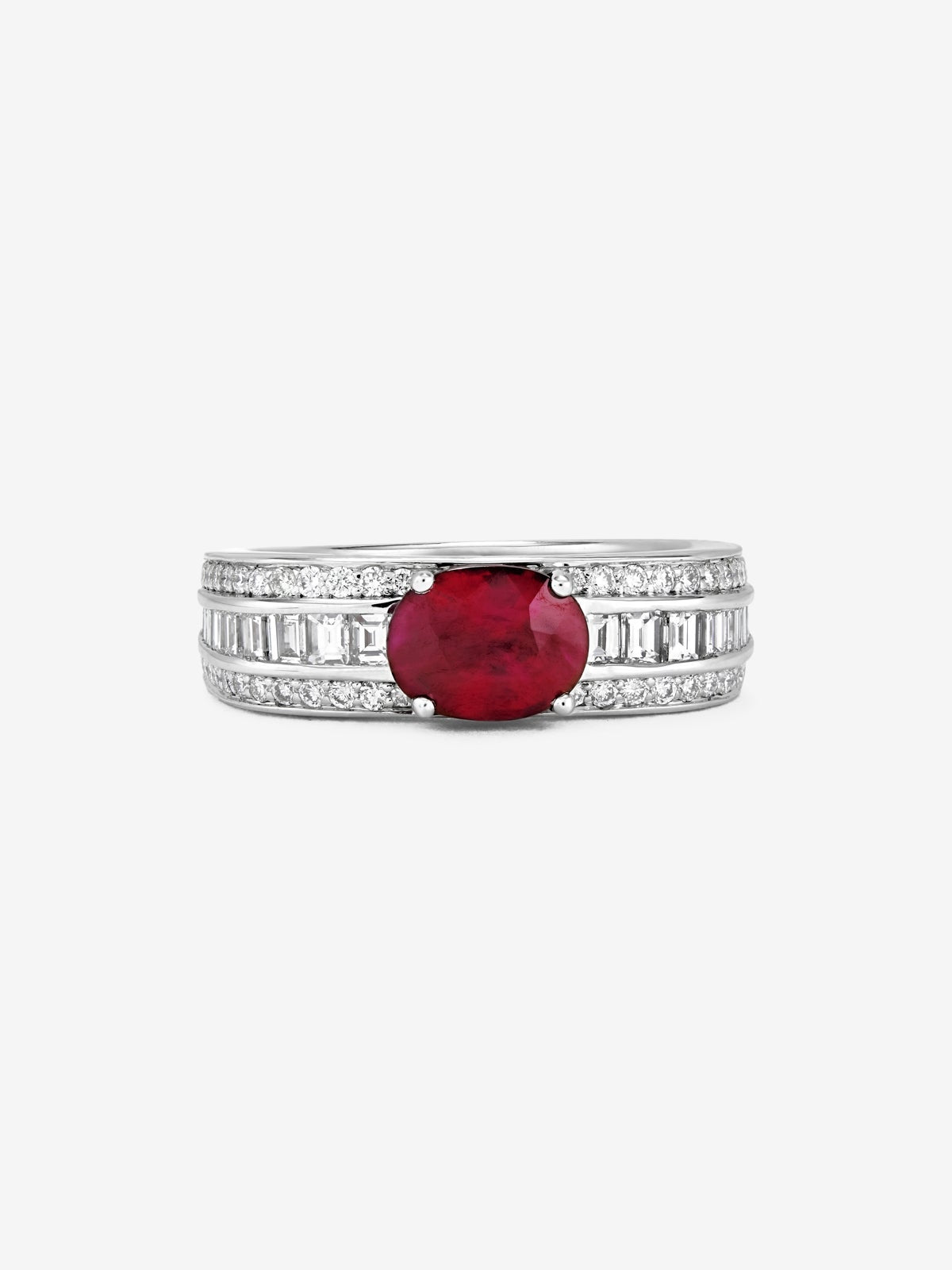 Anillo de oro blanco de 18K con rubí rojo pigeon blood en talla oval de 1,49 cts y 98 diamantes en talla baguette y brillante con un total de 0,81 cts