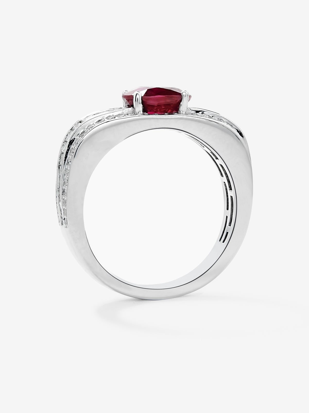 Anillo de oro blanco de 18K con rubí rojo pigeon blood en talla oval de 1,49 cts y 98 diamantes en talla baguette y brillante con un total de 0,81 cts