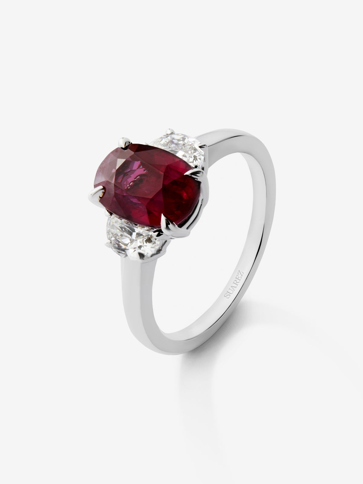Anillo tresillo de oro blanco de 18K con rubí rojo pigeon blood en talla oval de 3,03 cts y 2 diamantes en talla fantasía con un total de 0,63 cts