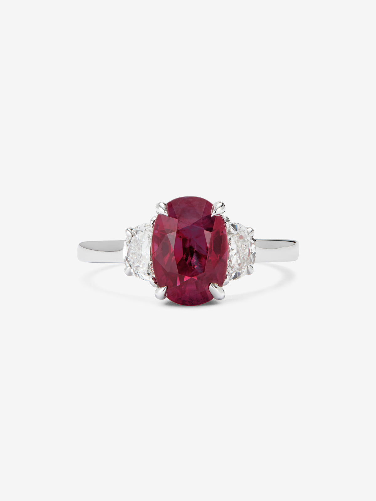 Anillo tresillo de oro blanco de 18K con rubí rojo sangre de pichón en talla oval de 3,03 cts y 2 diamantes en talla fantasía con un total de 0,63 cts