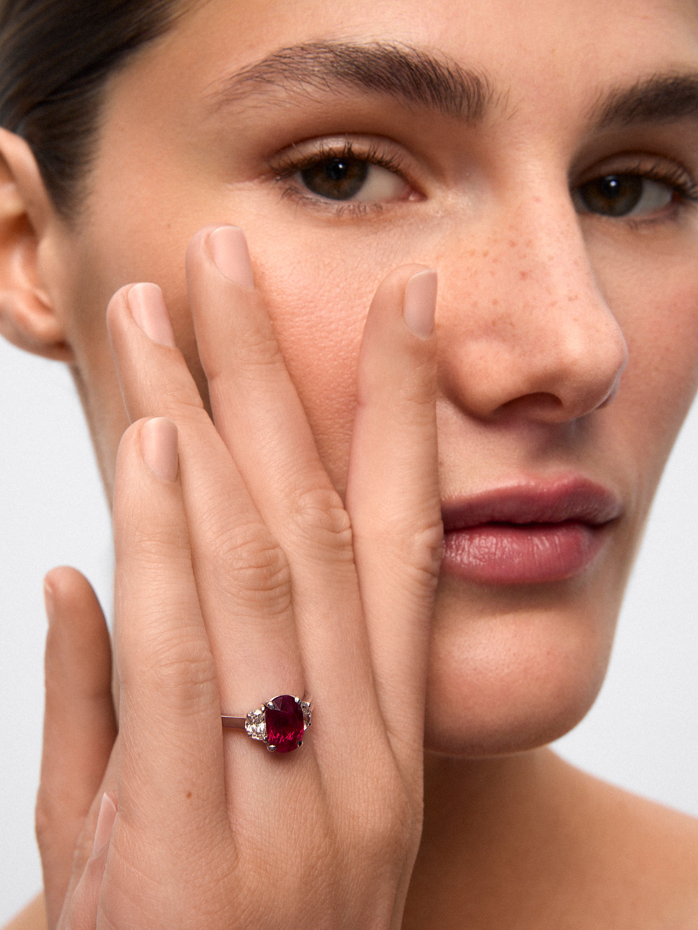 Anillo tresillo de oro blanco de 18K con rubí rojo sangre de pichón en talla oval de 3,03 cts y 2 diamantes en talla fantasía con un total de 0,63 cts