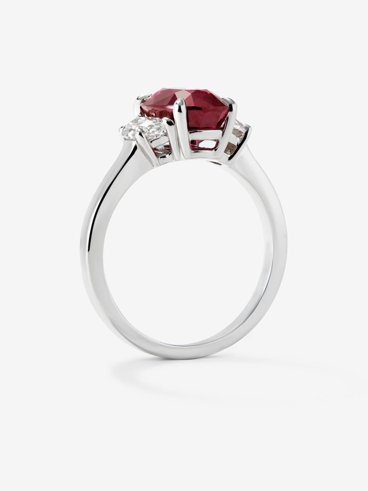 Anillo tresillo de oro blanco de 18K con rubí rojo sangre de pichón en talla oval de 3,03 cts y 2 diamantes en talla fantasía con un total de 0,63 cts