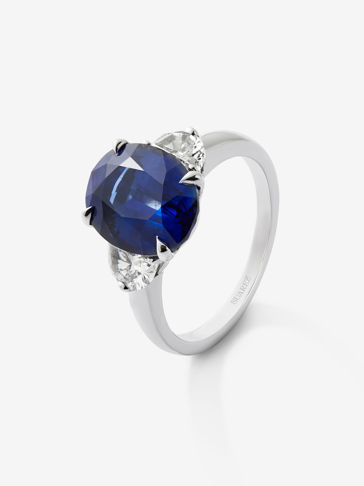 Anillo tresillo de oro blanco de 18K con zafiro azul en talla oval de 5,82 cts y 2 diamantes en talla fantasía con un total de 0,98 cts