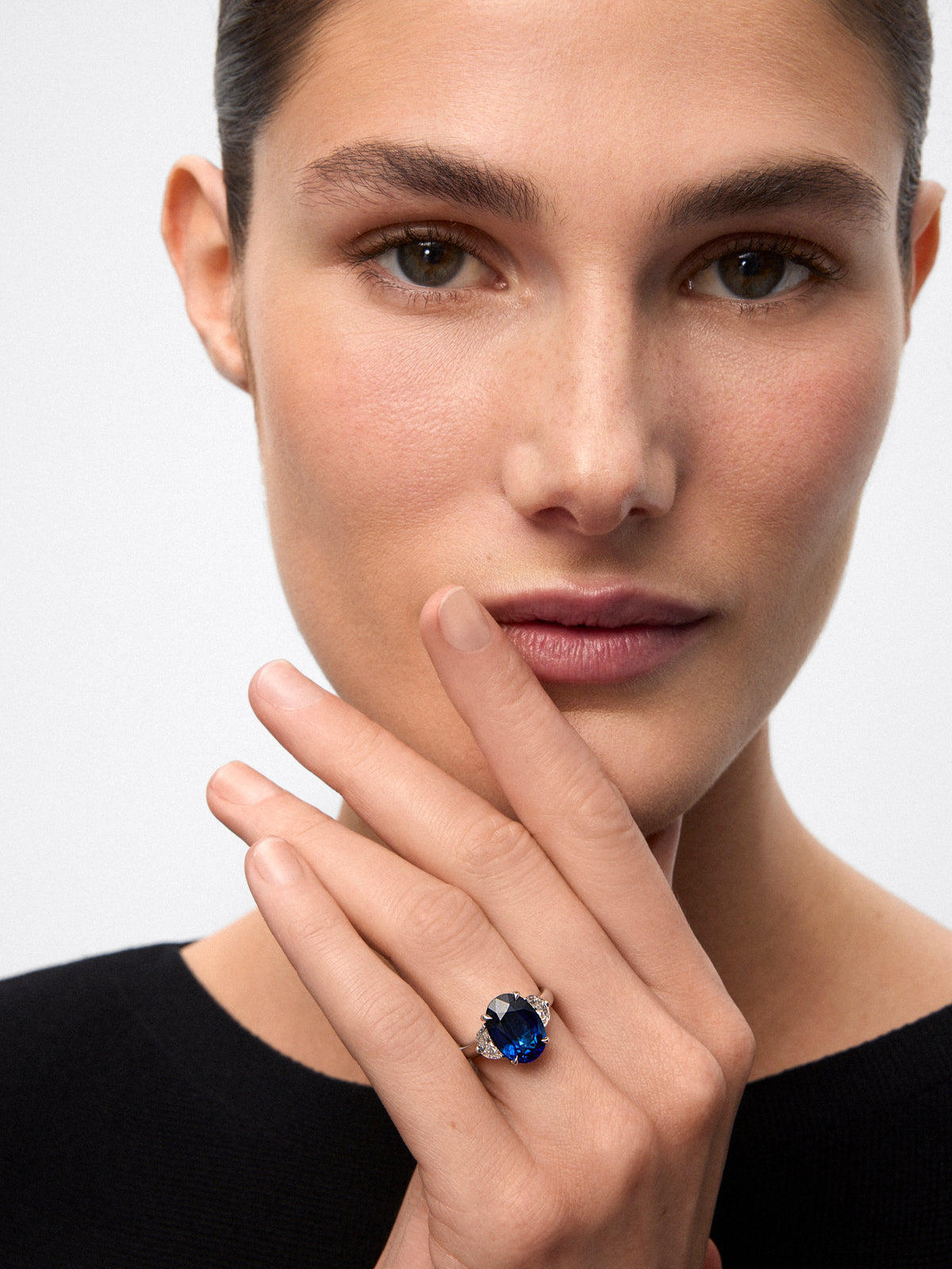 Anillo tresillo de oro blanco de 18K con zafiro azul en talla oval de 5,82 cts y 2 diamantes en talla fantasía con un total de 0,98 cts