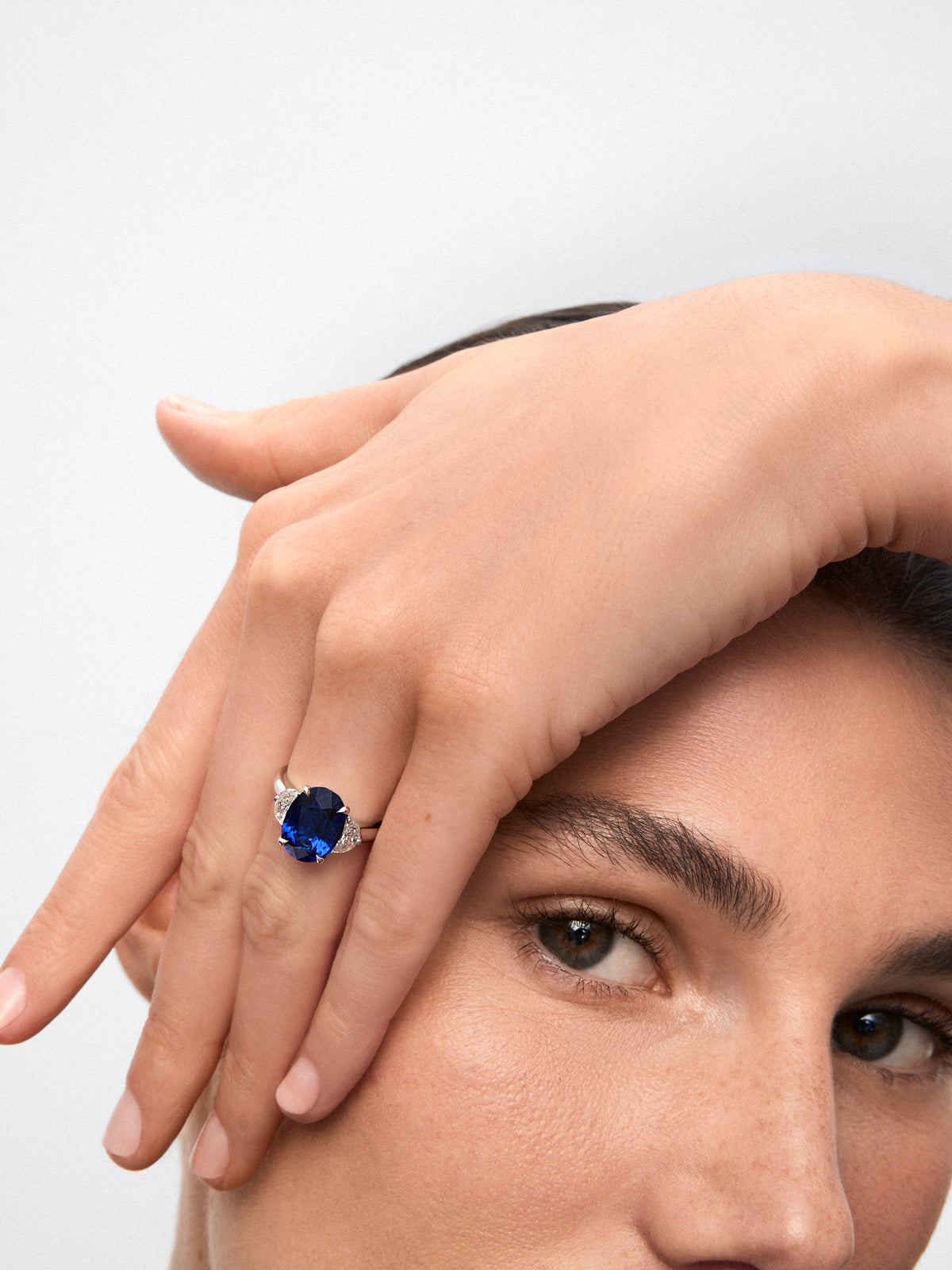 Anillo tresillo de oro blanco de 18K con zafiro azul en talla oval de 5,82 cts y 2 diamantes en talla fantasía con un total de 0,98 cts