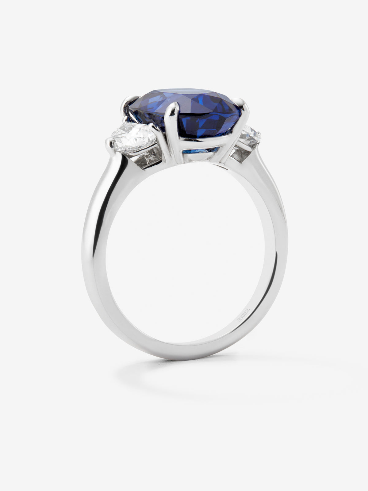 Anillo tresillo de oro blanco de 18K con zafiro azul en talla oval de 5,82 cts y 2 diamantes en talla fantasía con un total de 0,98 cts