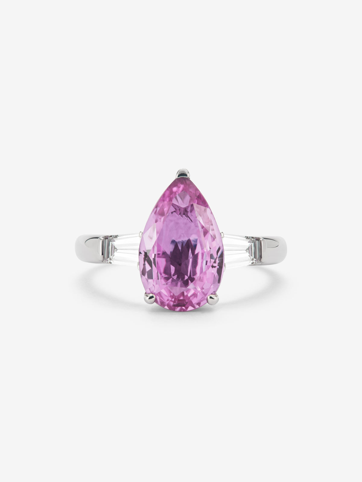 Anillo de oro blanco de 18K con zafiro rosa en talla pera de 4,86 cts y 2 diamantes en talla fantasía con un total de 0,57 cts