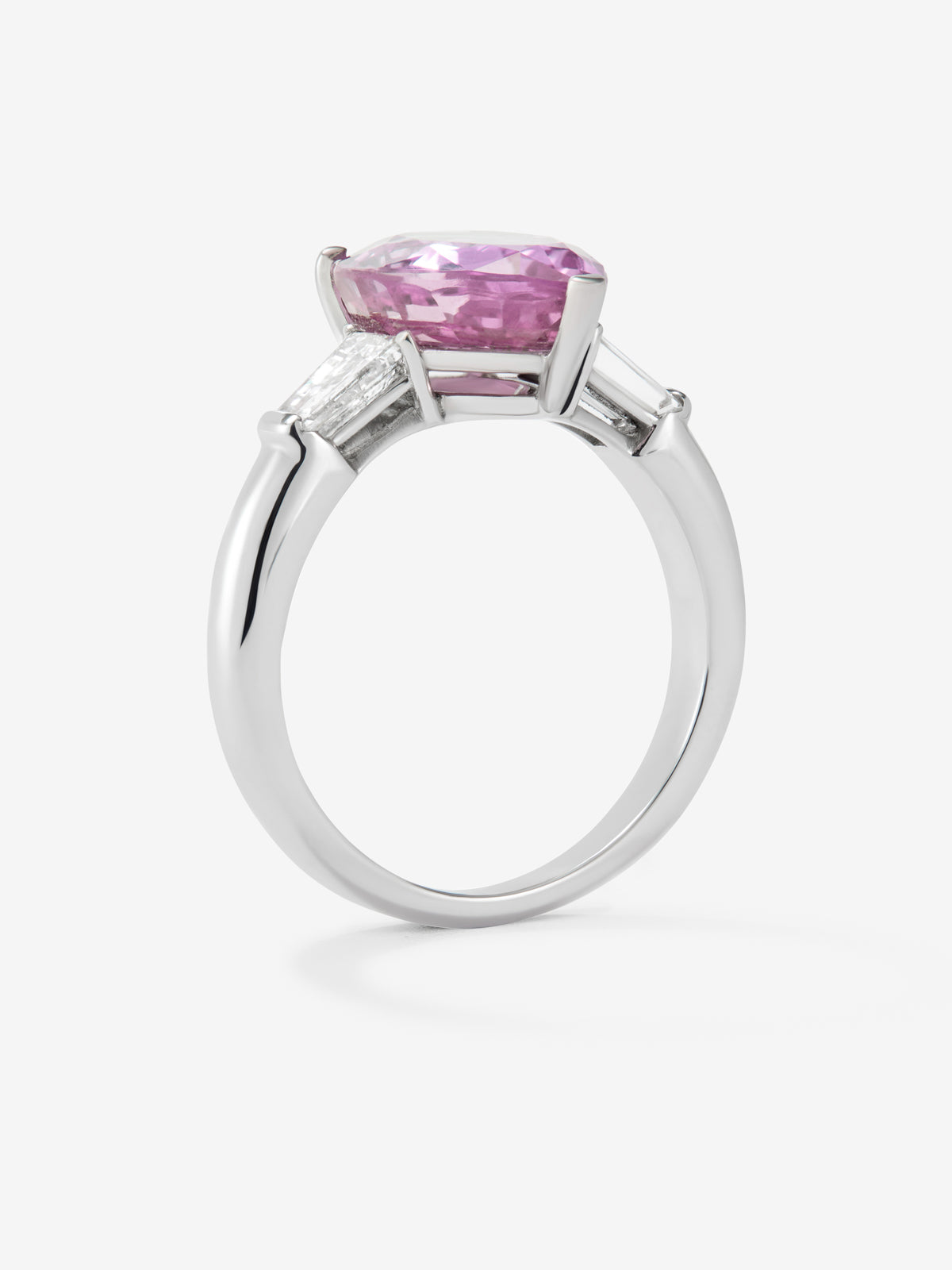 Anillo de oro blanco de 18K con zafiro rosa en talla pera de 4,86 cts y 2 diamantes en talla fantasía con un total de 0,57 cts