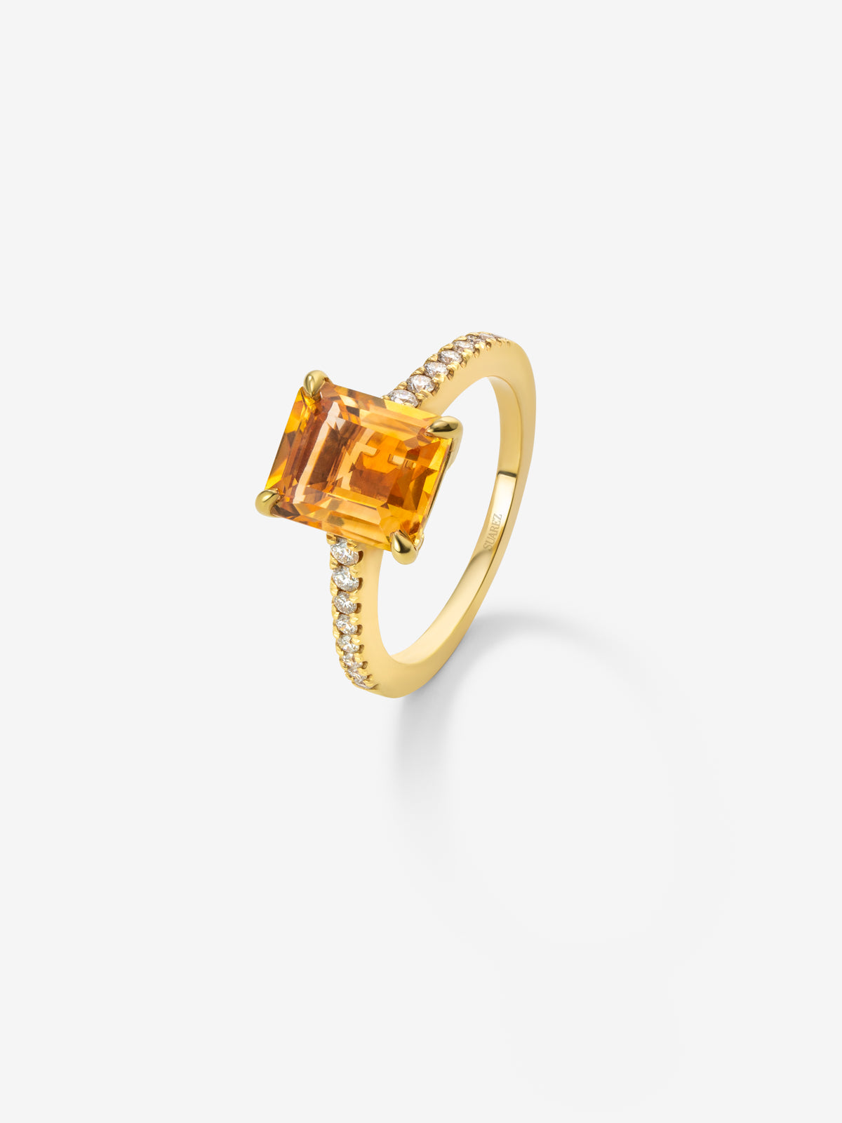 Anillo de oro amarillo de 18K con cuarzo citrino en talla radiant de 1,2 cts y 18 diamantes en talla brillante con un total de 0,18 cts
