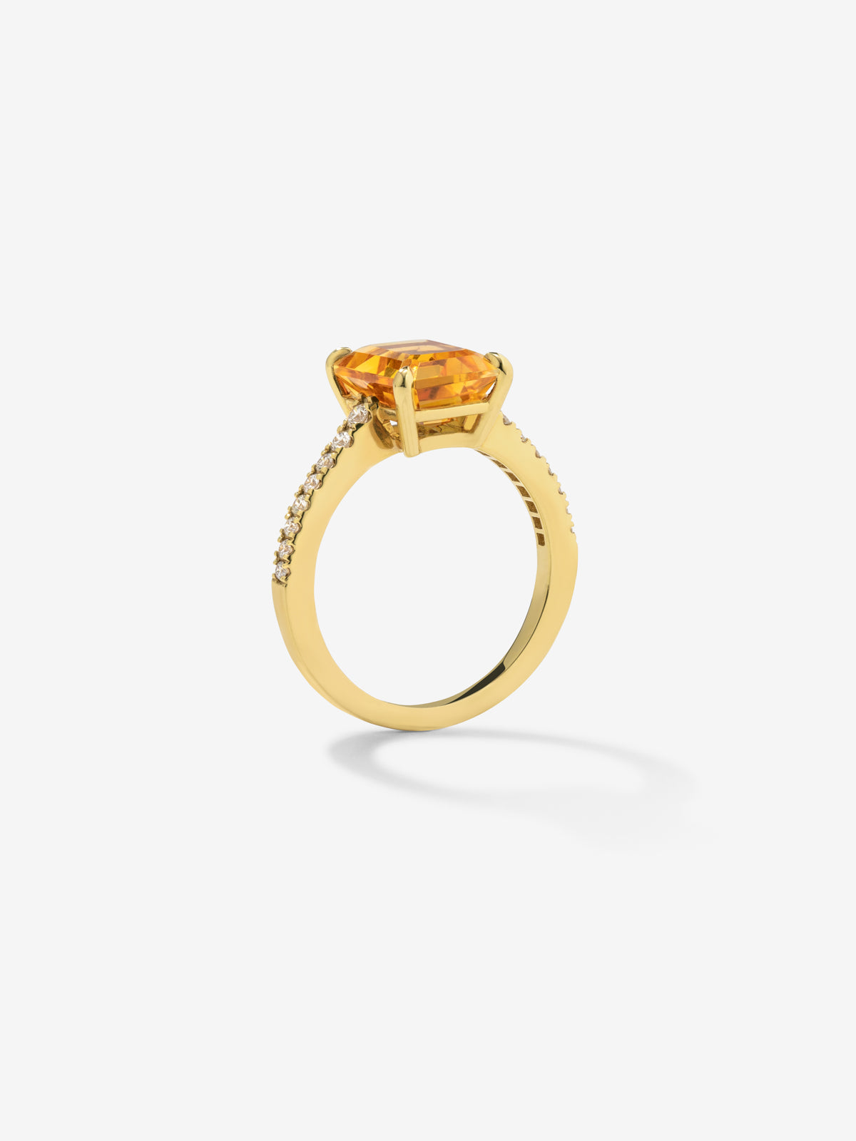 Anillo de oro amarillo de 18K con cuarzo citrino en talla radiant de 1,2 cts y 18 diamantes en talla brillante con un total de 0,18 cts