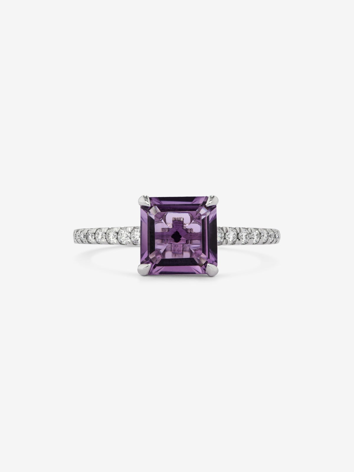 Anillo de oro blanco de 18K con amatista morada en talla radiant de 1,79 cts y 18 diamantes en talla brillante con un total de 0,18 cts