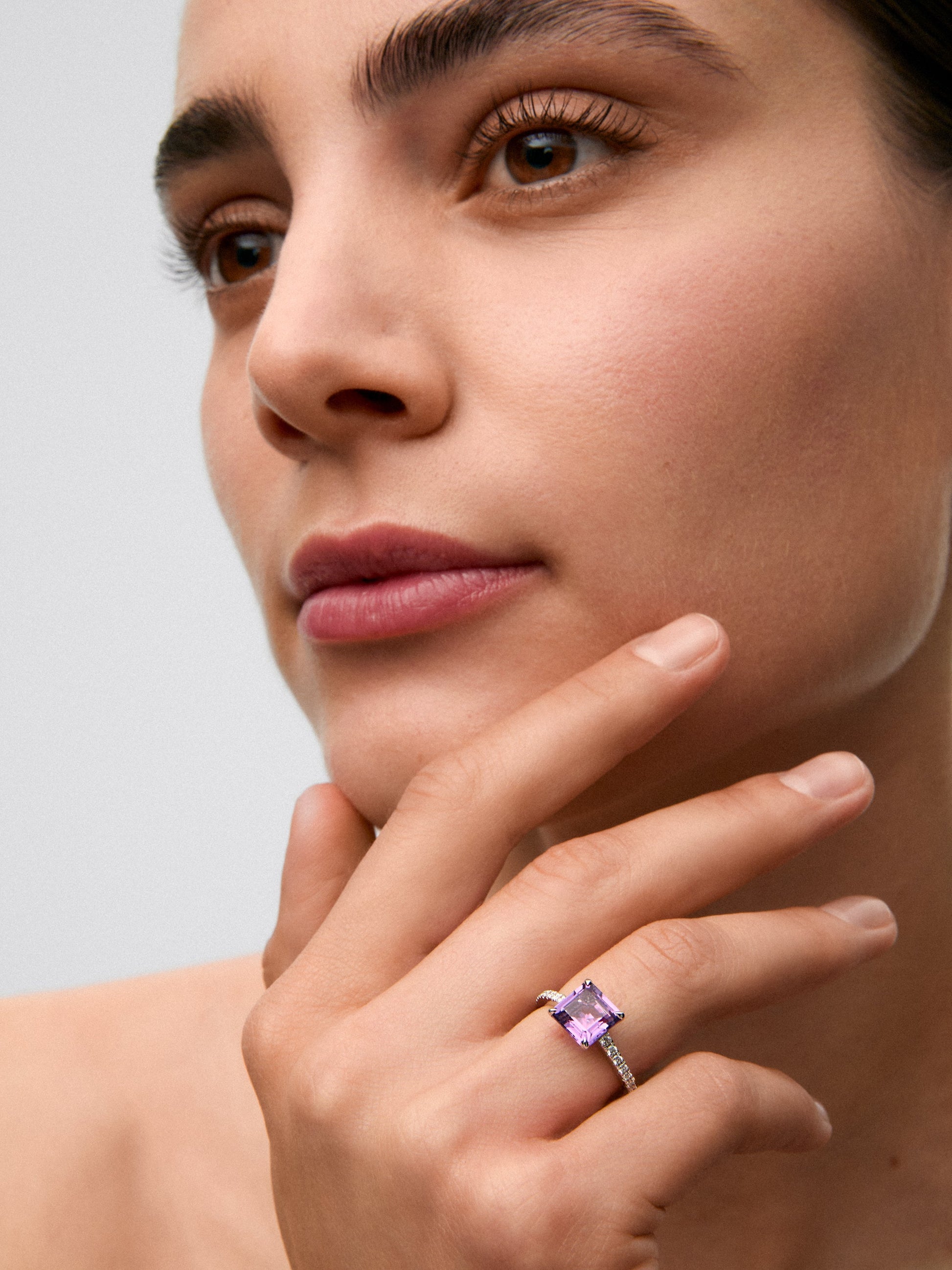 Anillo de oro blanco de 18K con amatista morada en talla radiant de 1,79 cts y 18 diamantes en talla brillante con un total de 0,18 cts