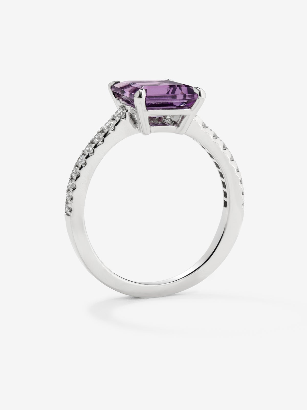 Anillo de oro blanco de 18K con amatista morada en talla radiant de 1,79 cts y 18 diamantes en talla brillante con un total de 0,18 cts