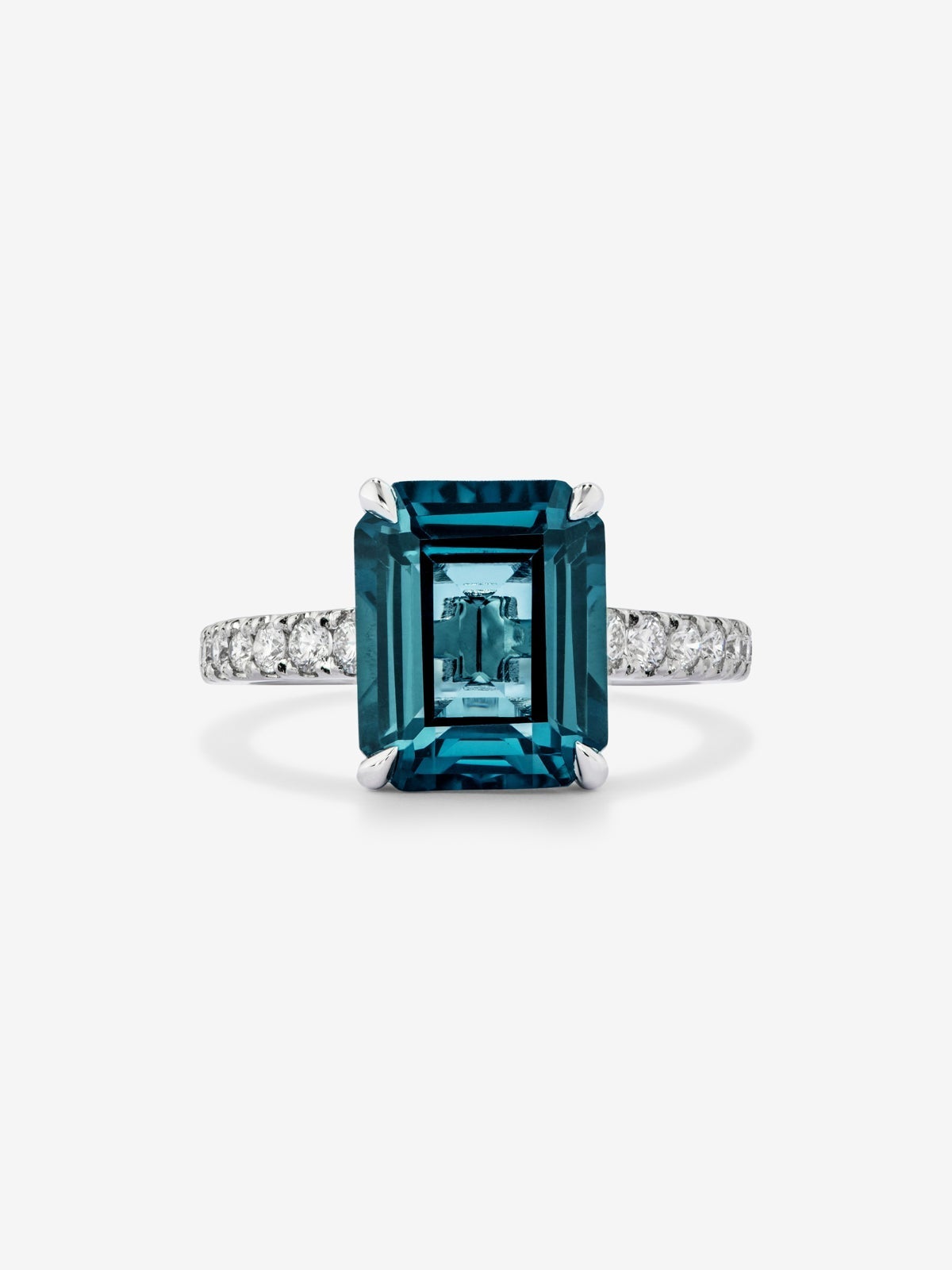 Anillo de oro blanco de 18K con topacio azul london en talla esmeralda de 4,25 cts y 14 diamantes en talla brillante con un total de 0,32 cts