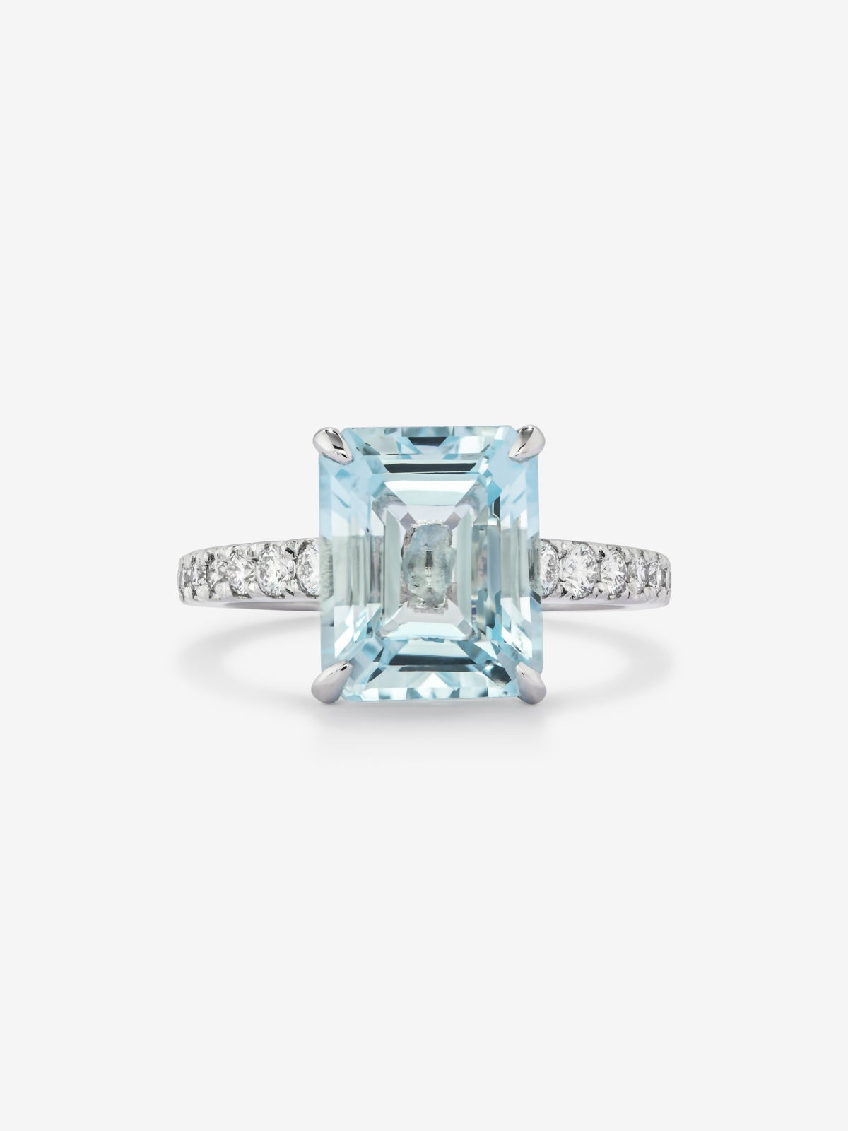 Anillo de oro blanco de 18K con topacio azul sky en talla esmeralda de 4,25 cts y diamantes blancos en talla brillante de 0,31 cts