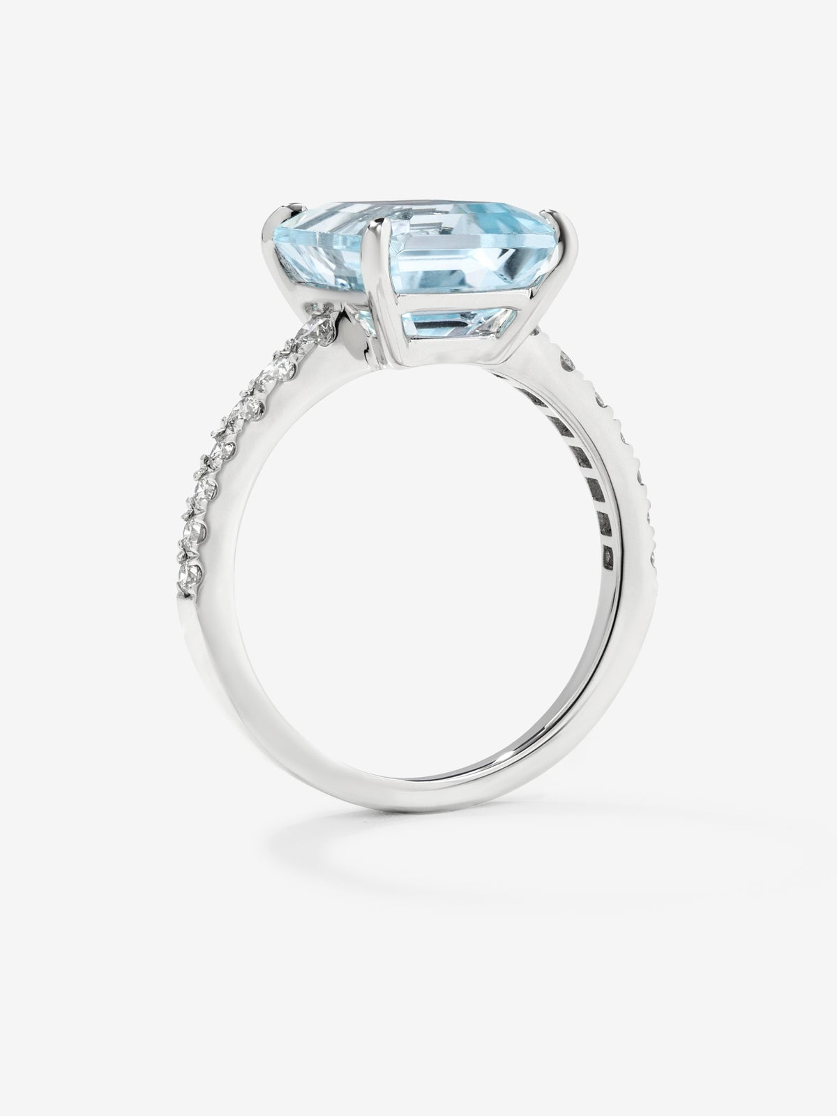 Anillo de oro blanco de 18K con topacio azul sky en talla esmeralda de 4,25 cts y diamantes blancos en talla brillante de 0,31 cts