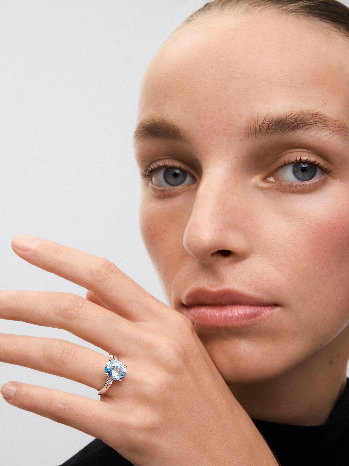 Anillo tresillo de plata 925 con topacio azul Sky y diamantes