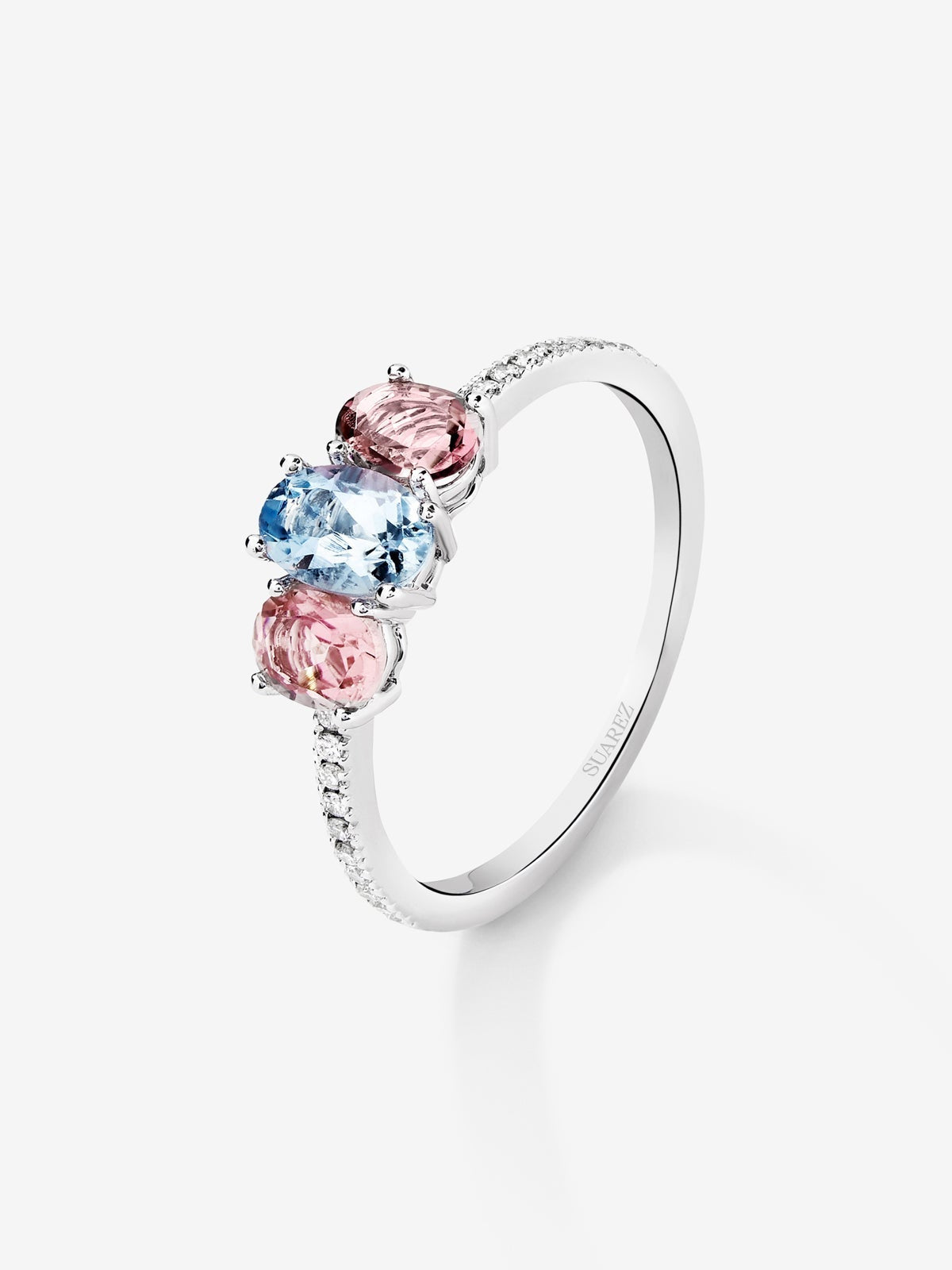 Anillo tresillo de oro blanco de 18K con aguamarina en talla oval de 0,4 cts, 2 turmalinas rosas en talla oval con un total de 0,7 cts y 20 diamantes en talla brillante con un total de 0,1 cts