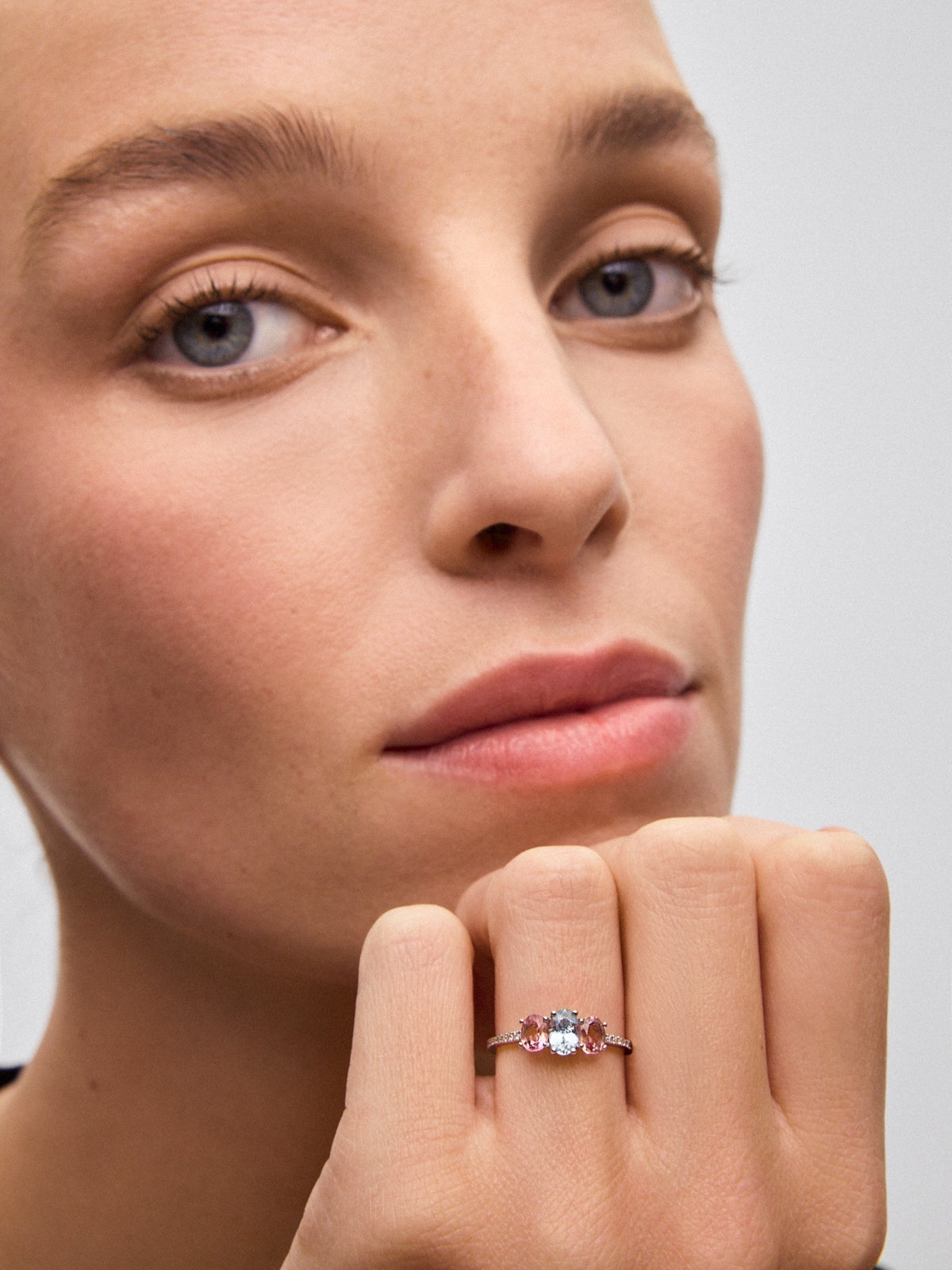 Anillo tresillo de oro blanco de 18K con aguamarina en talla oval de 0,4 cts, 2 turmalinas rosas en talla oval con un total de 0,7 cts y 20 diamantes en talla brillante con un total de 0,1 cts