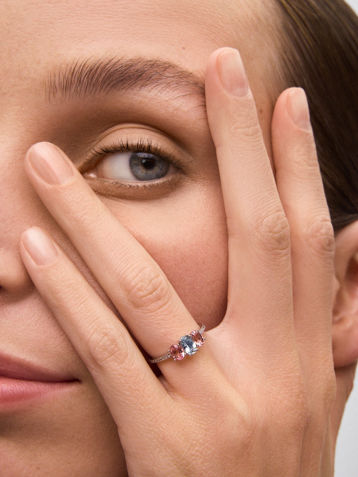 Anillo tresillo de oro blanco de 18K con aguamarina en talla oval de 0,4 cts, 2 turmalinas rosas en talla oval con un total de 0,7 cts y 20 diamantes en talla brillante con un total de 0,1 cts