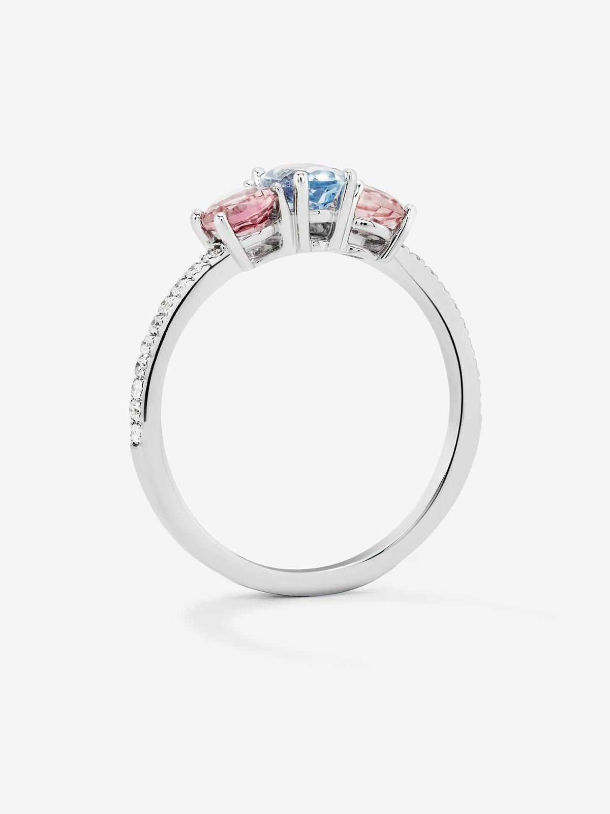 Anillo tresillo de oro blanco de 18K con aguamarina en talla oval de 0,4 cts, 2 turmalinas rosas en talla oval con un total de 0,7 cts y 20 diamantes en talla brillante con un total de 0,1 cts