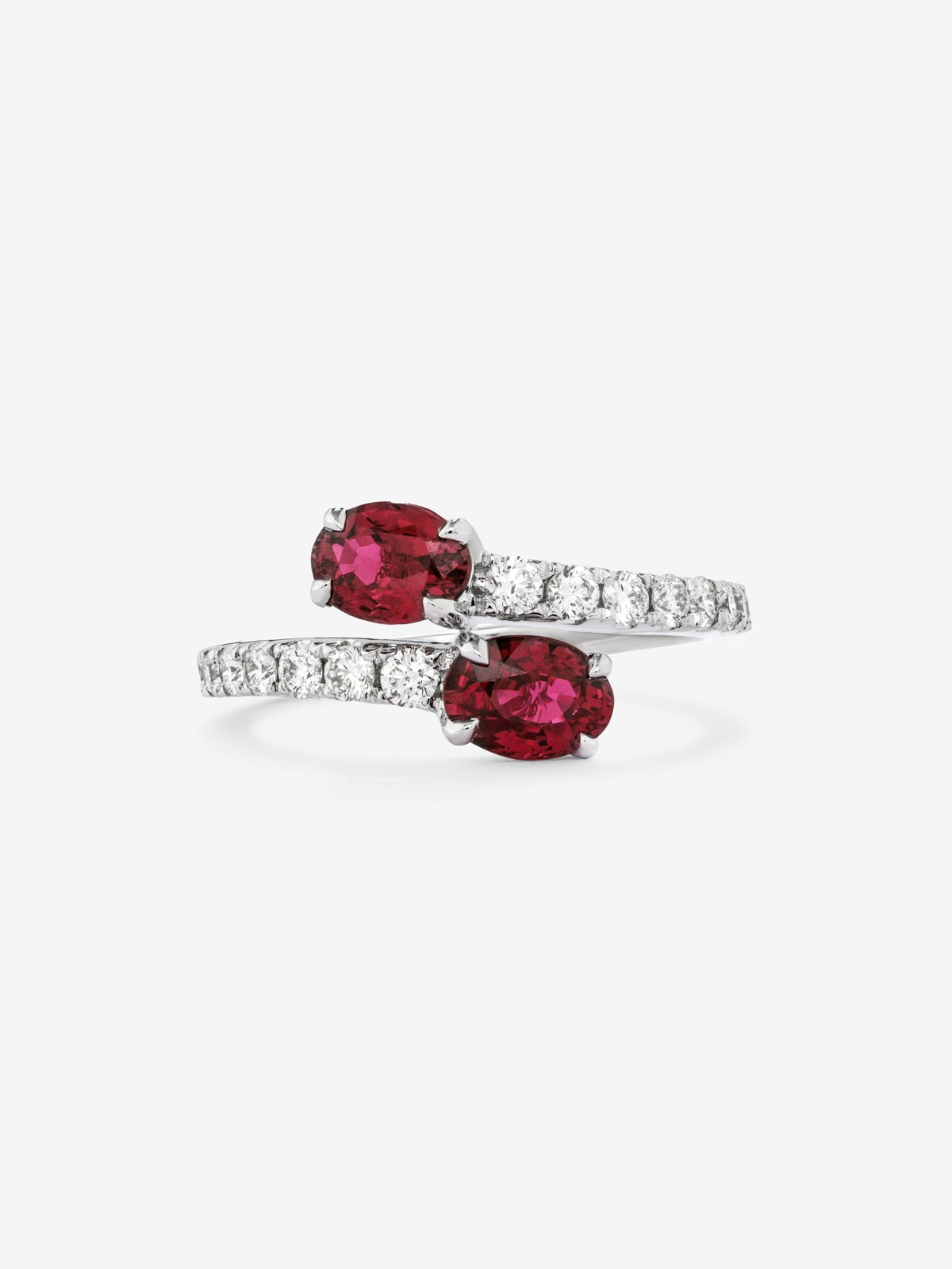 Anillo tú y yo de oro blanco de 18K con rubíes en talla oval de 1,38 cts y diamantes blancos en talla brillante de 0,45 cts