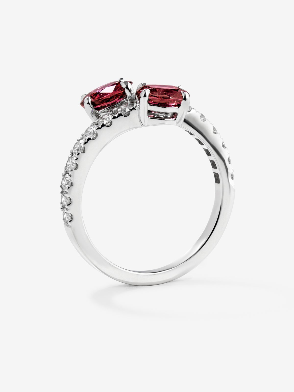 Anillo tú y yo de oro blanco de 18K con rubíes en talla oval de 1,38 cts y diamantes blancos en talla brillante de 0,45 cts