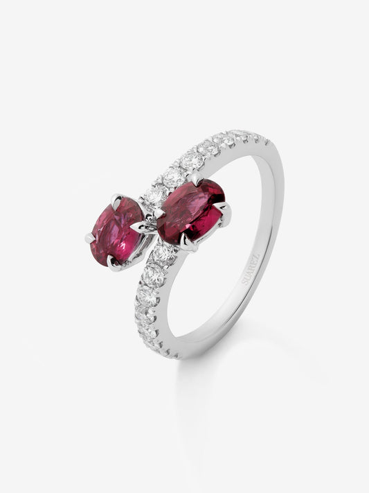 Anillo tú y yo de oro blanco de 18K con 2 rubíes en talla oval con un total de 1,36 cts y 16 diamantes en talla brillante con un total de 0,44 cts