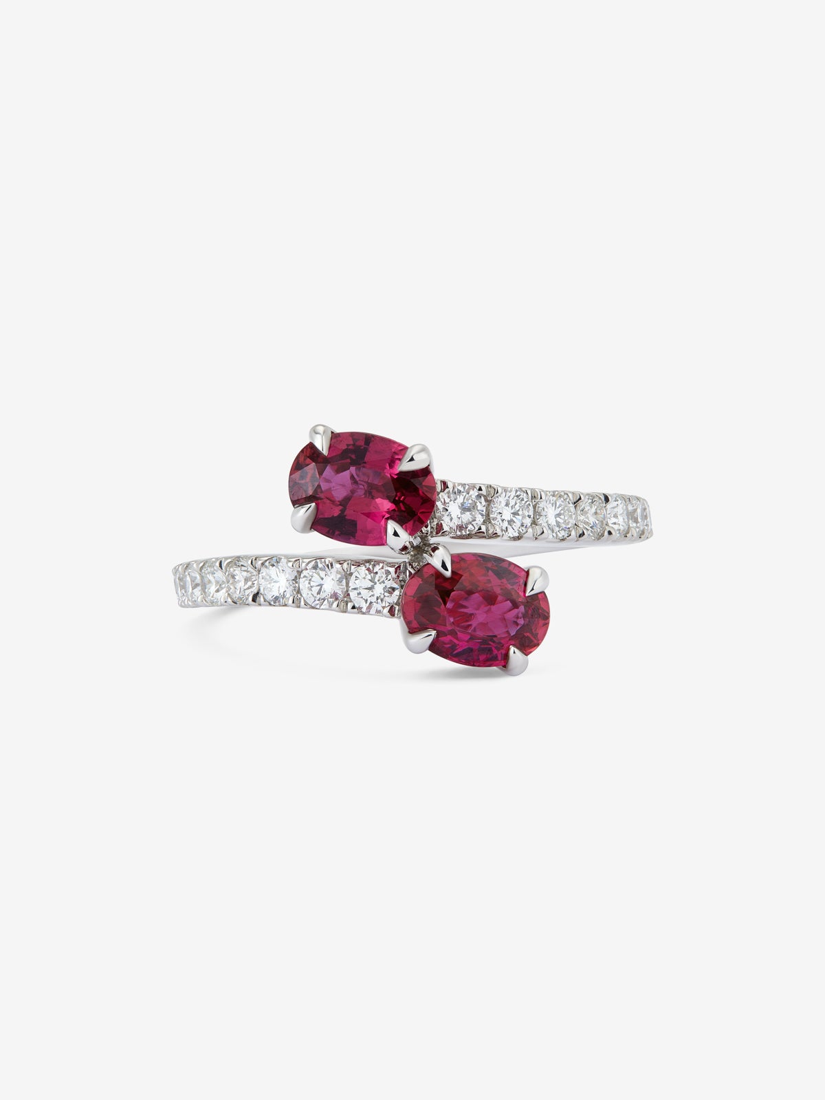 Anillo tú y yo de oro blanco de 18K con 2 rubíes en talla oval con un total de 1,36 cts y 16 diamantes en talla brillante con un total de 0,44 cts
