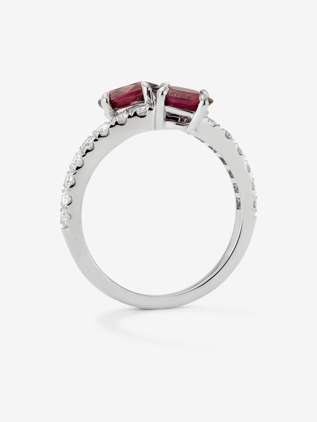 Anillo tú y yo de oro blanco de 18K con 2 rubíes en talla oval con un total de 1,36 cts y 16 diamantes en talla brillante con un total de 0,44 cts