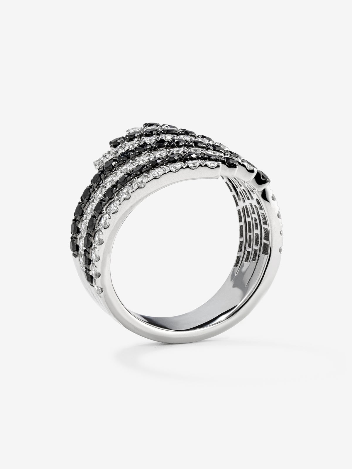 Anillo multibrazo de oro blanco de 18K con 54 diamantes en talla brillante con un total de 0,75 cts y 54 diamantes negros con un total de 0,9 cts