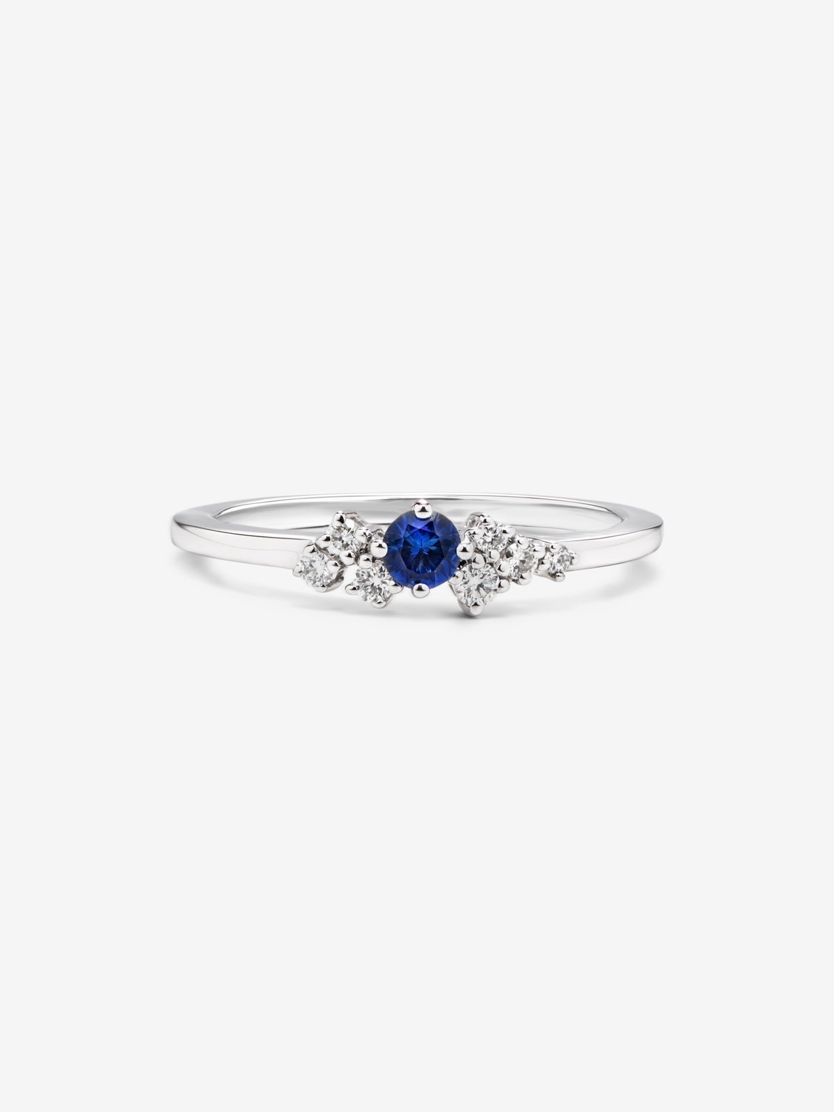 Anillo de oro blanco de 18K con zafiro y diamantes