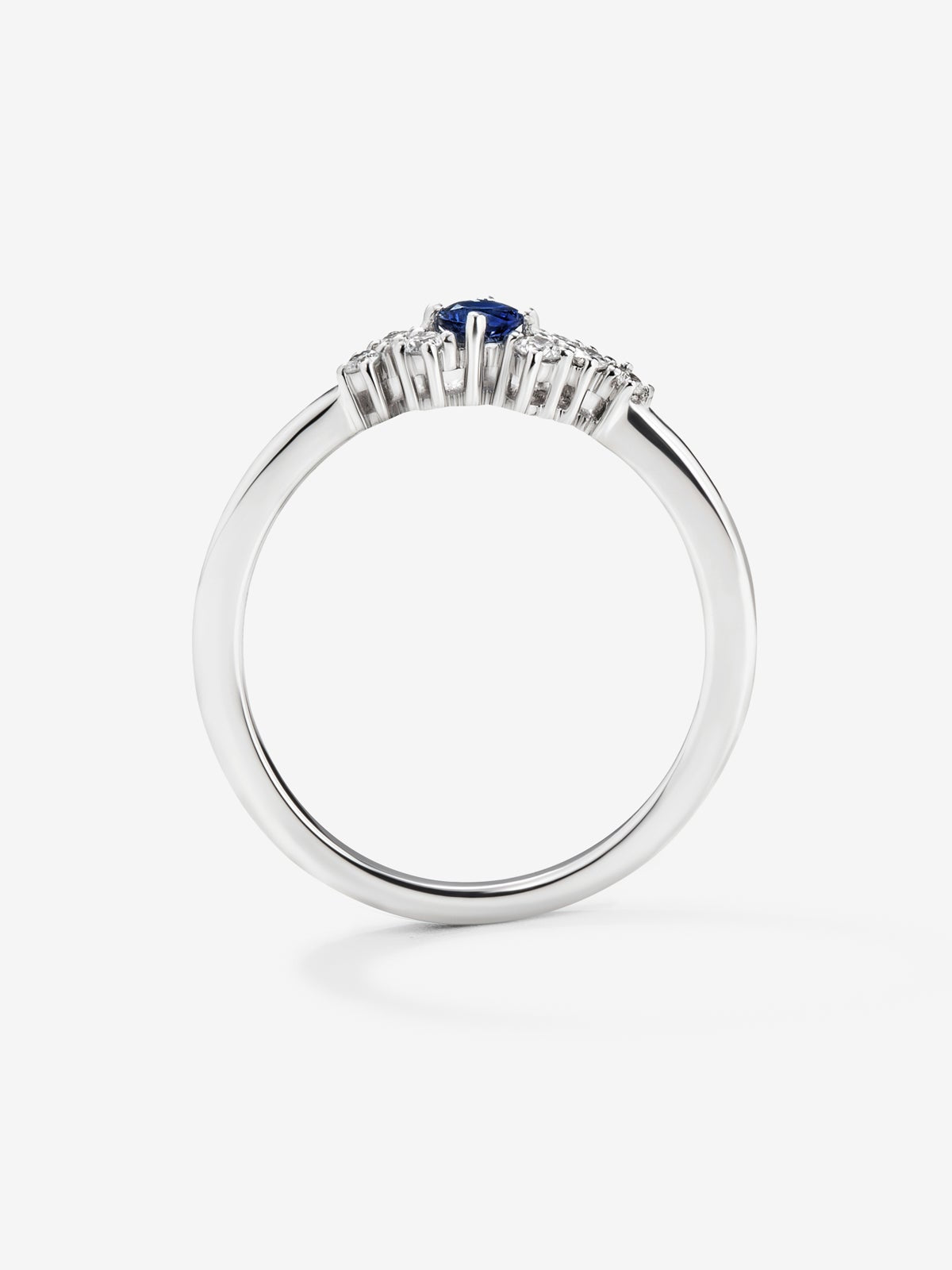 Anillo de oro blanco de 18K con zafiro y diamantes
