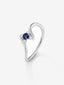 Anillo de oro blanco de 18K con zafiro azul en talla brillante de 0,15 y 4 diamantes en talla brillante con un total de 0,08 cts