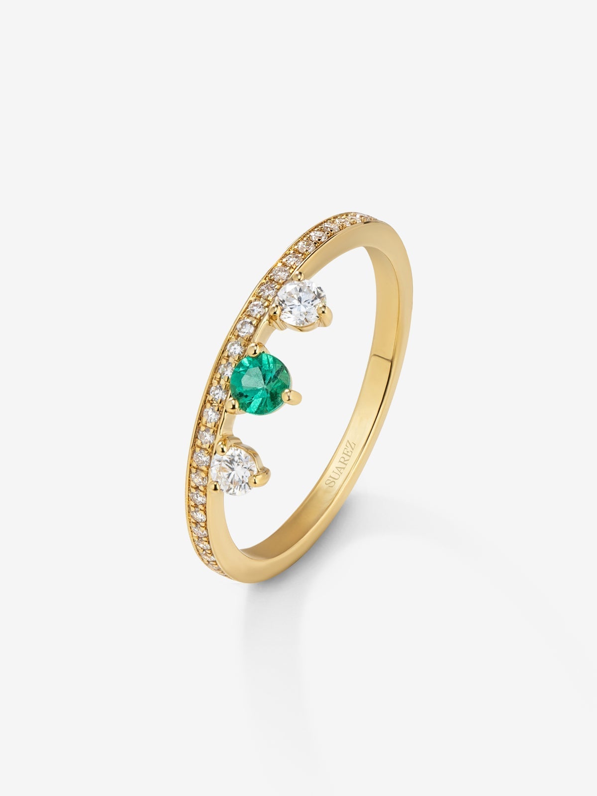 Anillo de oro amarillo de 18K con esmeralda verde en talla brillante de 0,1 cts y 29 diamantes en talla brillante con un total de 0,178 cts