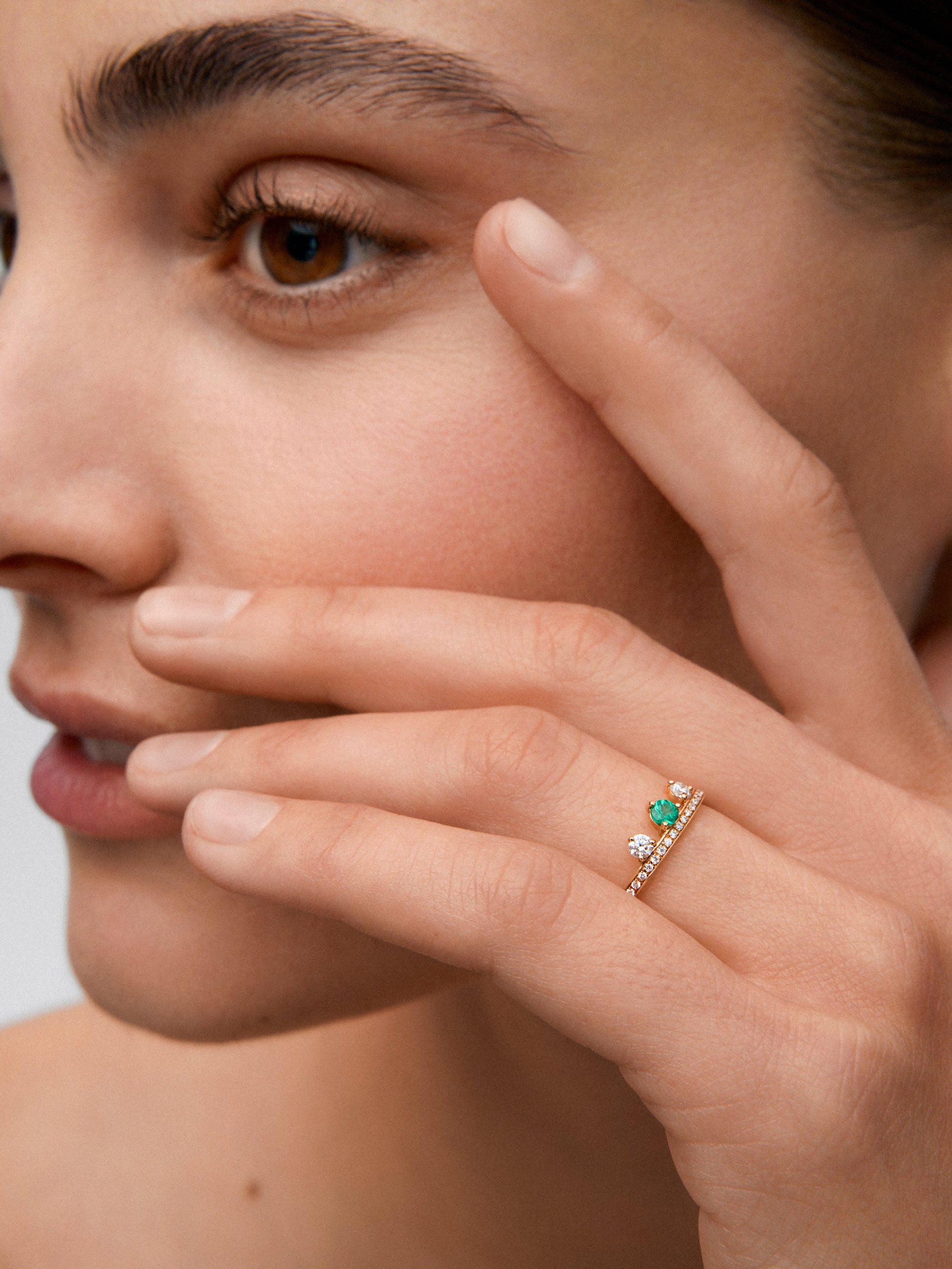 Anillo de oro amarillo de 18K con esmeralda verde en talla brillante de 0,1 cts y 29 diamantes en talla brillante con un total de 0,178 cts