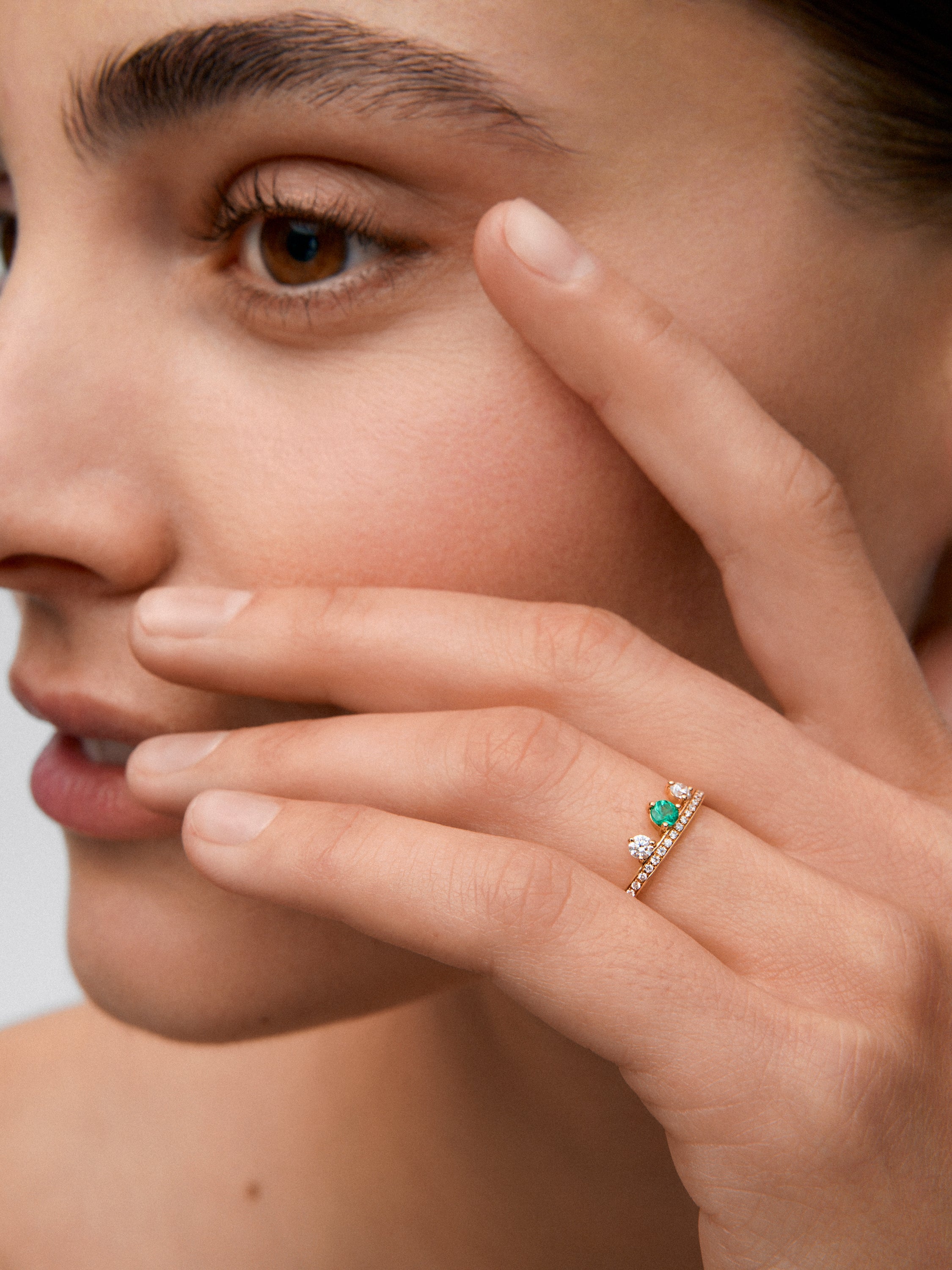 Anillo de oro amarillo de 18K con esmeralda verde en talla brillante de 0,1 cts y 29 diamantes en talla brillante con un total de 0,178 cts