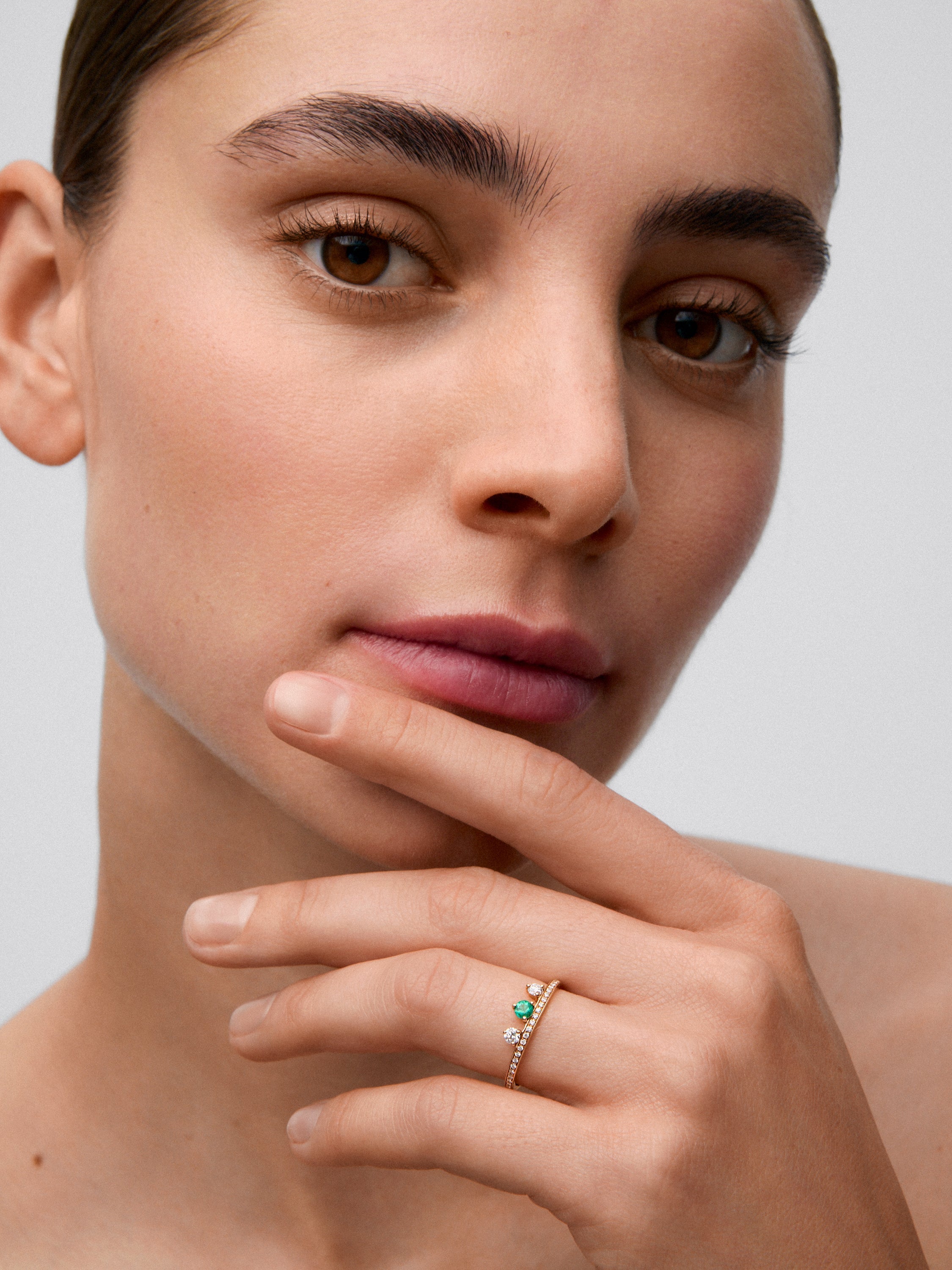 Anillo de oro amarillo de 18K con esmeralda verde en talla brillante de 0,1 cts y 29 diamantes en talla brillante con un total de 0,178 cts